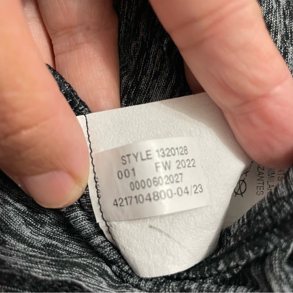 Under Armour Heatgear  Activewear Longsleeves Gray Black Top Size Small NWOT - Picture 6 of 6